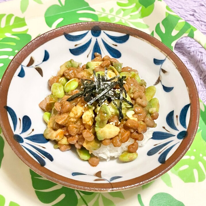 簡単☆アボカドと枝豆と納豆のせご飯